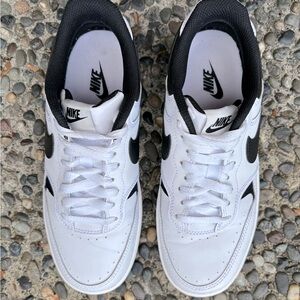 NIKE WOMEN’S GAMMA FORCE PLATFORM SNEAKER IN WHITE/BLACK IN SIZE US 7.5